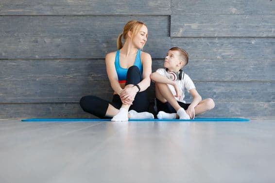 Mère et enfant faisant des exercices ensemble.