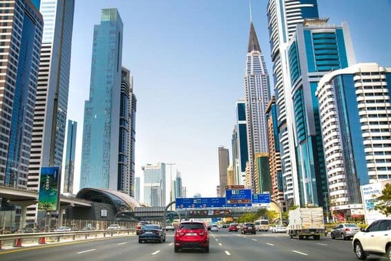 Route Sheikh Zayed de Dubaï avec gratte-ciels.