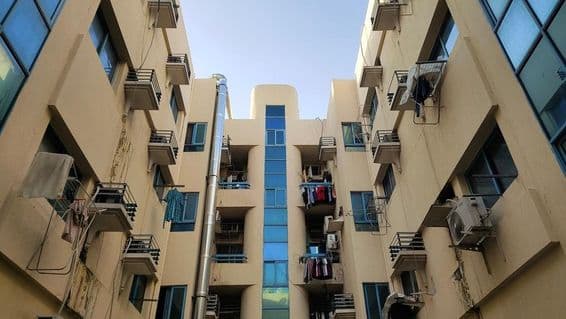 Balcon d'un logement abordable à Dubaï avec climatisation et buanderie.