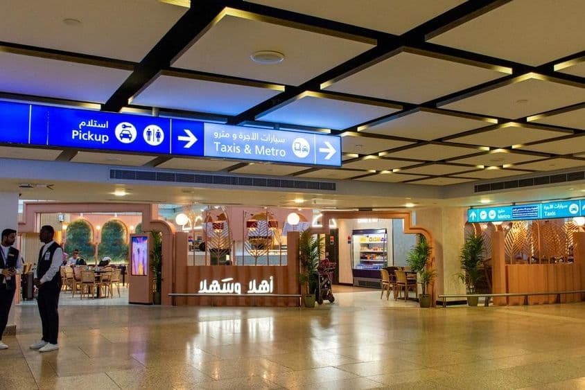 Écrans de guidage électroniques pour les taxis et le métro à l'aéroport de Dubaï.