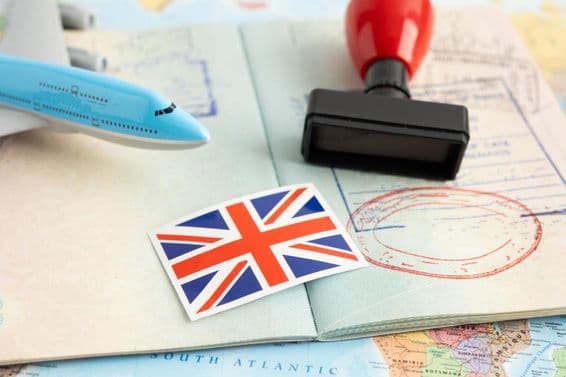 Drapeau du Royaume-Uni avec un tampon de passeport.