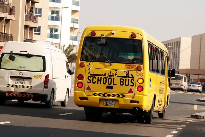 Bus scolaire jaune à Dubaï pour le transport des élèves.