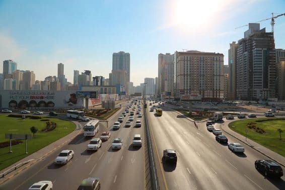 Circulation routière dans la ville de Sharjah, Émirats arabes unis.