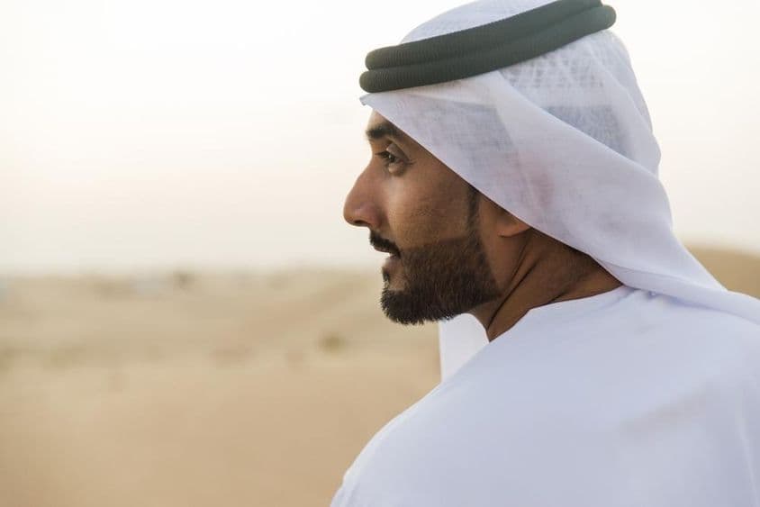 Homme d'affaires musulman de Dubaï en tenue traditionnelle.