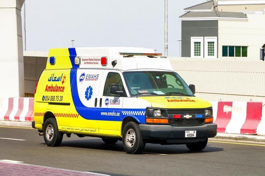 Ambulance Chevrolet Express dans une rue de Dubaï.