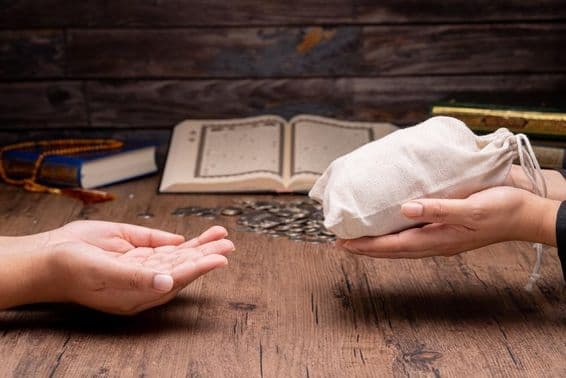 Les musulmans aidant les pauvres et les nécessiteux.