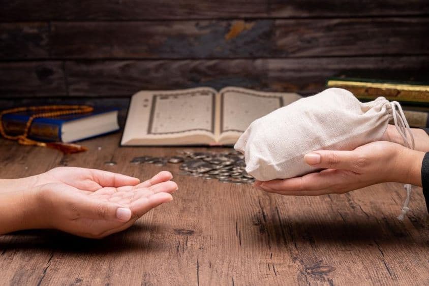 Les musulmans aidant les pauvres et les nécessiteux.