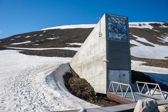 Le bâtiment d'entrée du Svalbard Global Seed Vault entouré de neige à Svalbard, Norvège.