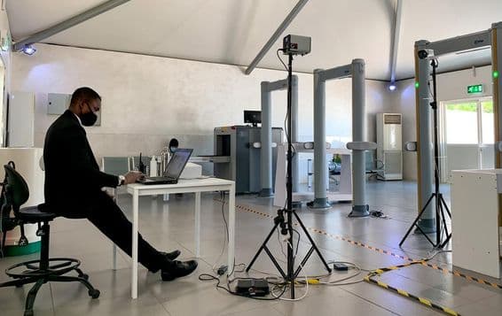 Scanner thermique de température corporelle à l'entrée des terminaux de l'aéroport d'Abou Dabi.