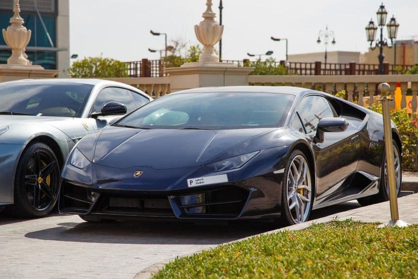 Dubaï, Lamborghini noire dans un parking.