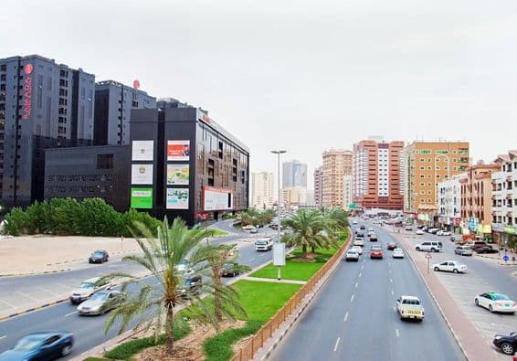 Avenue moderne, Ajman, Ajman, Émirats Arabes Unis.