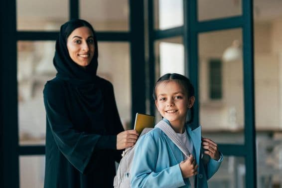 Famille arabe traditionnelle de Dubaï, jeune fille se rendant à l'école.