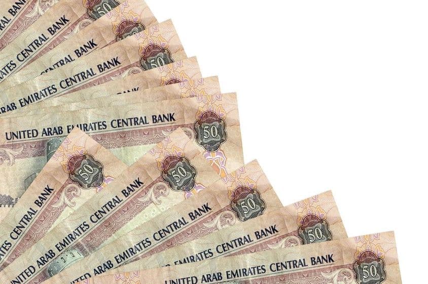 Une pile de billets de 50 dirhams des Émirats Arabes Unis.