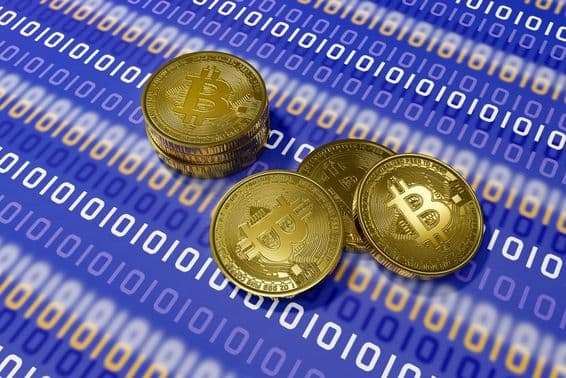 Bitcoin sur fond bleu avec code binaire blanc.