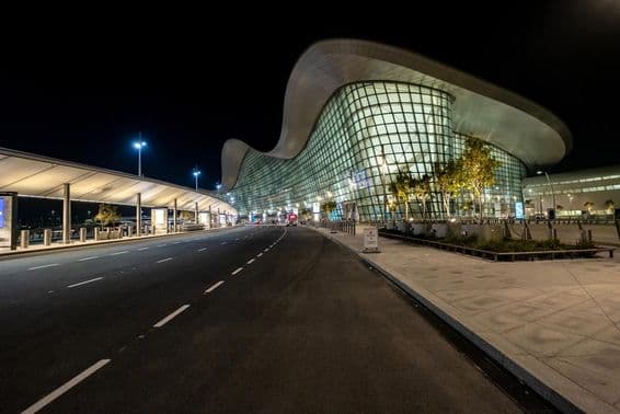 Vue extérieure du nouvel aéroport d'Abu Dhabi la nuit.