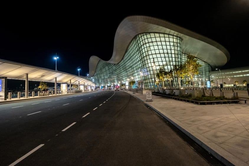 Vue extérieure du nouvel aéroport d'Abu Dhabi la nuit.