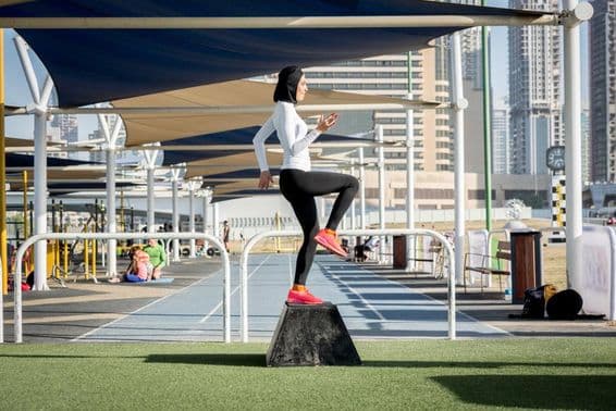 Femme arabe faisant de l'exercice, portant un hijab.