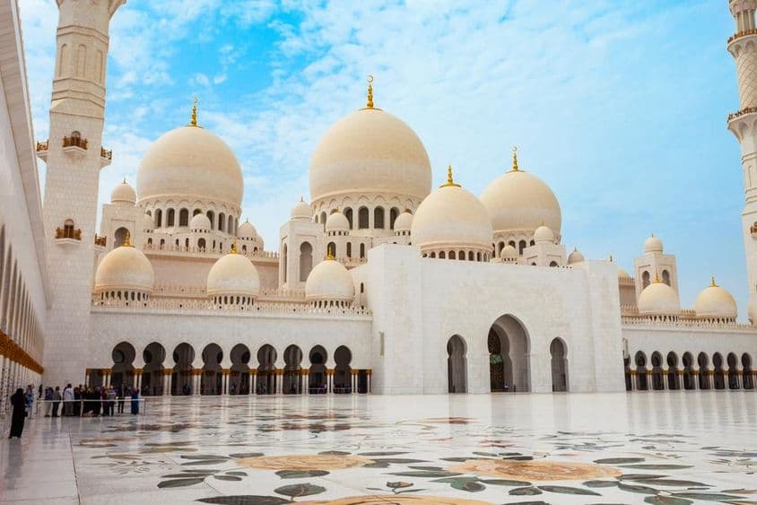 La Grande Mosquée Sheikh Zayed, la plus grande mosquée des Émirats Arabes Unis.