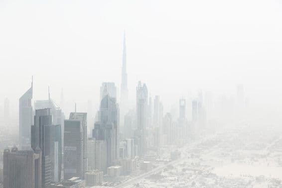 Vue de la ville brumeuse, Dubaï, Émirats Arabes Unis.