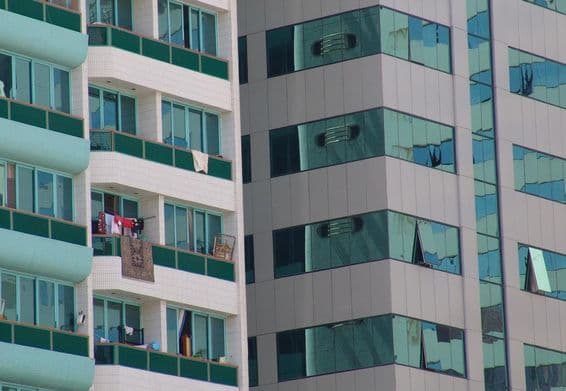 Un gratte-ciel moderne à Abu Dhabi avec des balcons et des tapis.