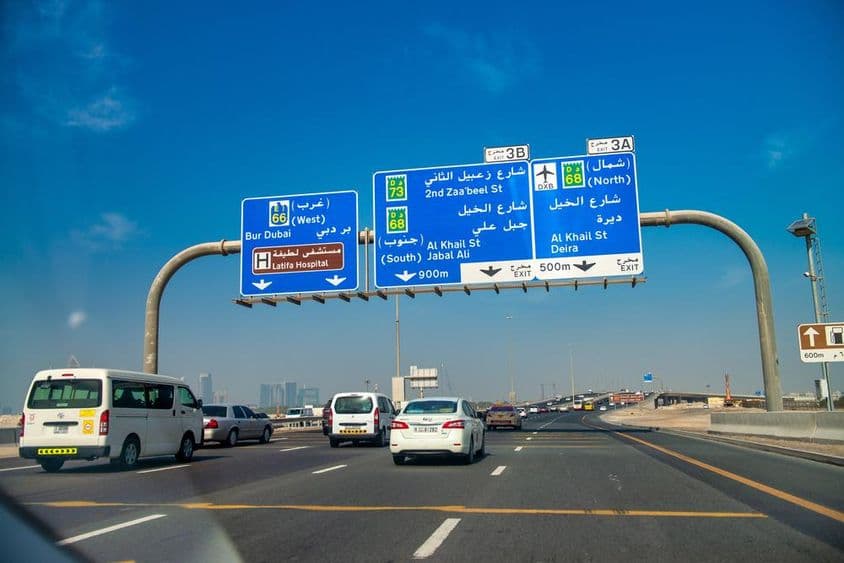 Circulation sur la route Sheikh Zayed à Dubaï par une belle journée ensoleillée.