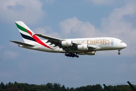 Avion de passagers Emirates Airlines atterrissant à l'aéroport.