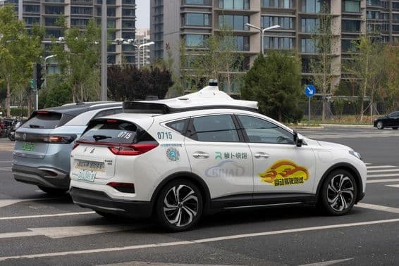 Le Luobo Kuaipao, un taxi autonome du géant technologique chinois Baidu, vu dans les rues.