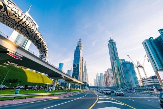 Route Sheikh Zayed avec des gratte-ciels et le Musée du Futur en arrière-plan.