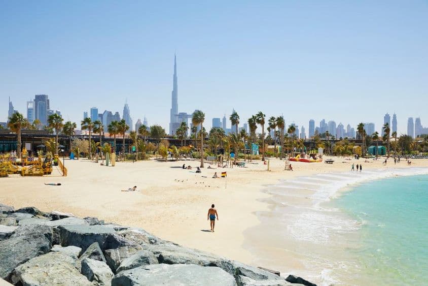 Plage avec la skyline de Dubaï en arrière-plan, Émirats arabes unis.