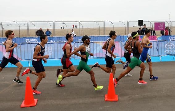 Participants au triathlon courant sur la plage.