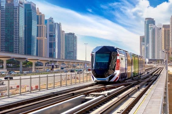 Nouveau tramway moderne à Dubaï, Émirats Arabes Unis.