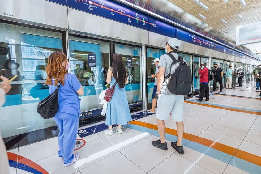 Dubaï, passagers montant dans le métro qui arrive.