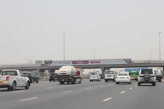 Autoroute de Dubaï avec panneaux publicitaires.