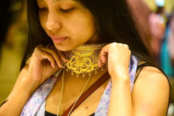Une femme essayant des bijoux.