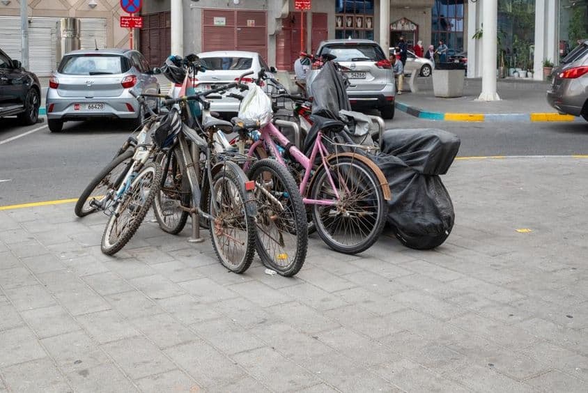 Vélos stationnés dans le centre-ville, Émirats arabes unis.