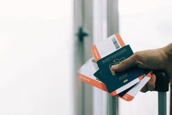 Un passager à l'aéroport avec un passeport EAU et un billet de vol.