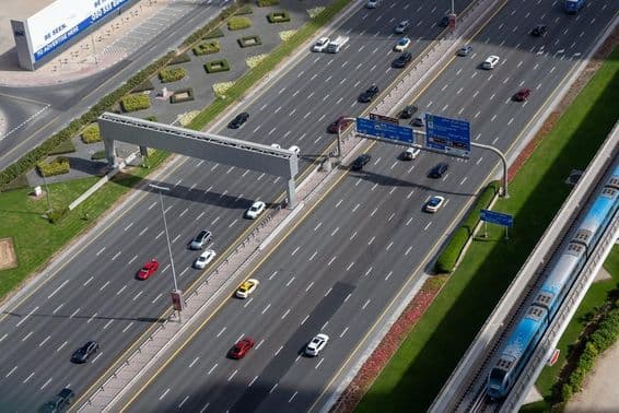 Autoroute à plusieurs voies de Dubaï et ligne de métro.