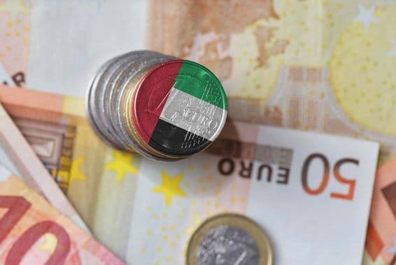 Drapeau des Émirats Arabes Unis, billets de monnaie en euros.