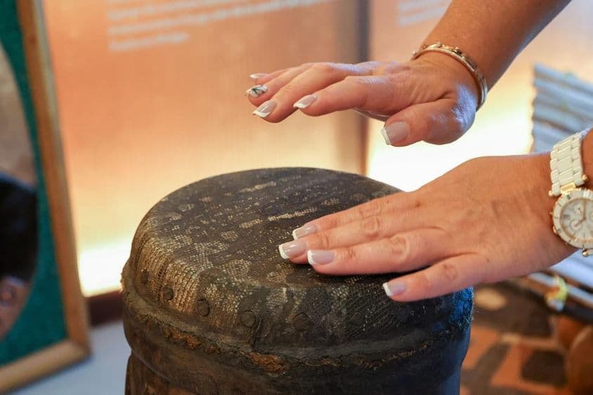 Dubaï, Émirats Arabes Unis, Femme africaine jouant un tambour de percussion.