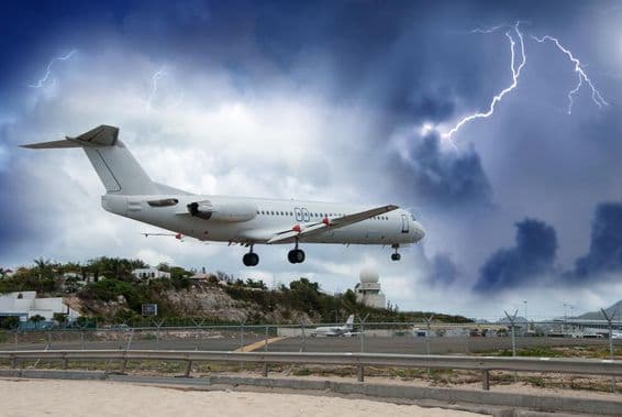 Avion atterrissant dans une tempête.