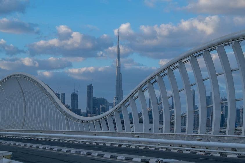 Pont Maidan à Dubaï avec vue sur la ville.