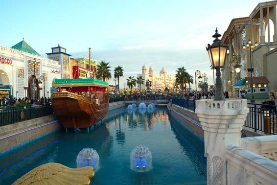 Vue du Global Village de Dubaï en soirée