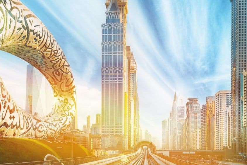 Gratte-ciels en verre à Dubaï sous la chaleur.