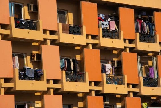 Immeuble à Dubaï avec des vêtements séchant sur les balcons.