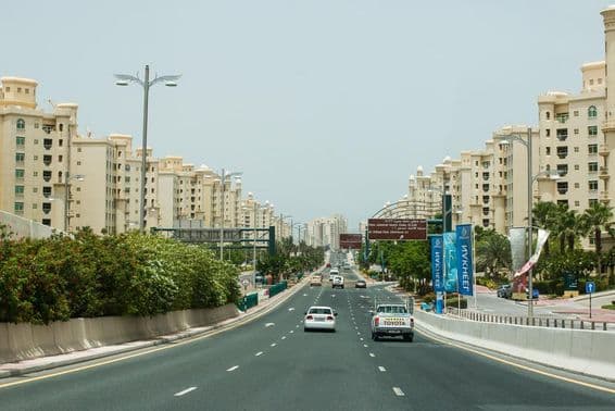 Trafic à Dubaï en dehors des heures de pointe.