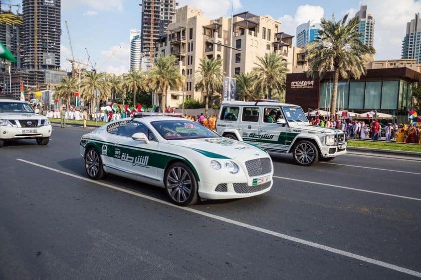 Défilé de voitures de police le long de Mohammed Bin Rashid Boulevard au centre de Dubaï.