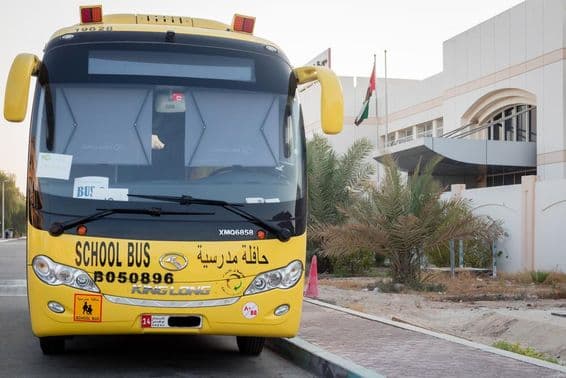 Bus scolaire jaune à Abou Dhabi, Émirats Arabes Unis.