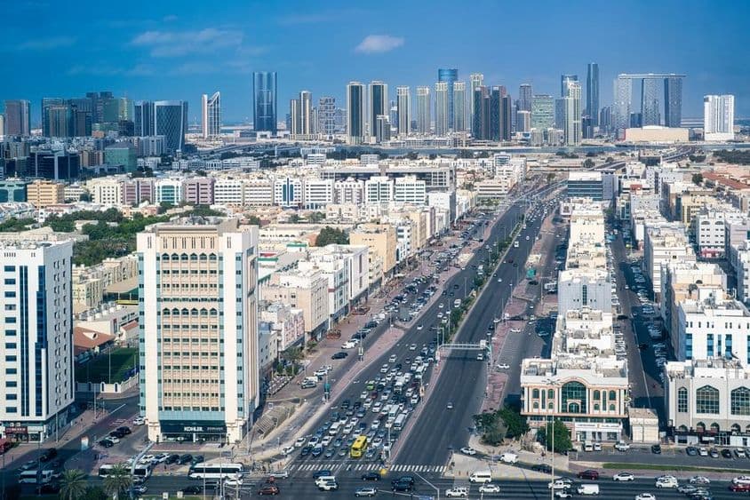 Abu Dhabi, circulation sur Defence Street et gratte-ciels modernes d'Al Reem Island.