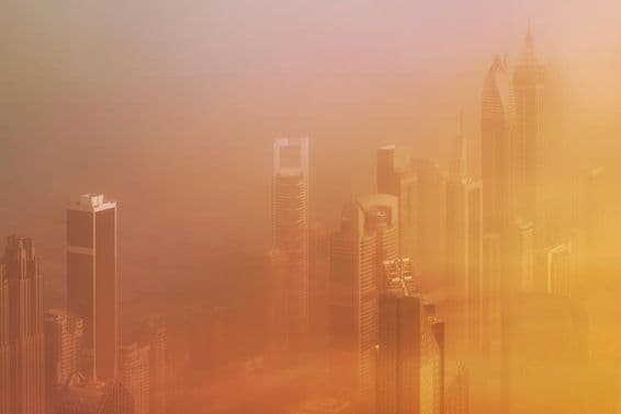 Dubaï pendant une tempête de sable, vue aérienne.