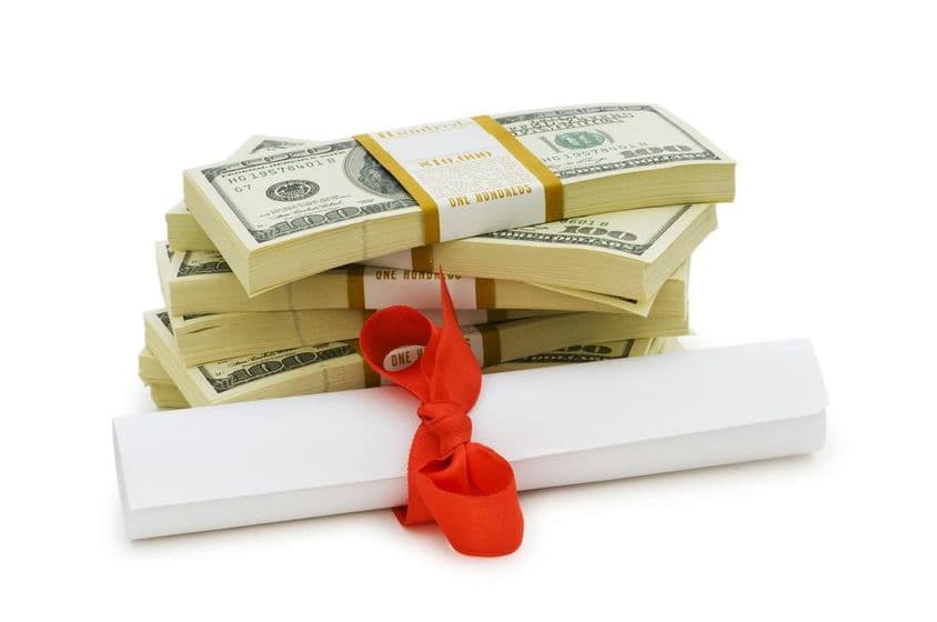 Éducation coûteuse, billets de dollar et diplôme.